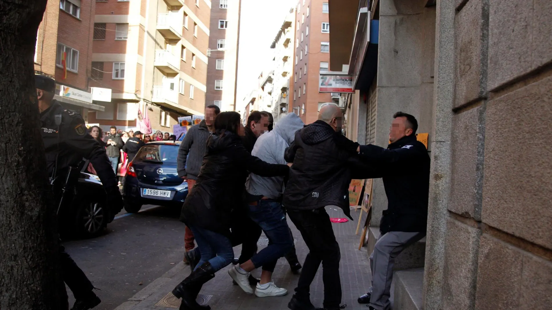 El adolescente de Castrogonzalo (Zamora) durante su entrada a las dependencias judiciales. EFE/Mariam A. Montesinos