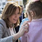 La presidenta andaluza, Susana Díaz, saluda a una niña durante su visita hoy al centro de Servicios Sociales de la localidad sevillana de San José de la Rinconada