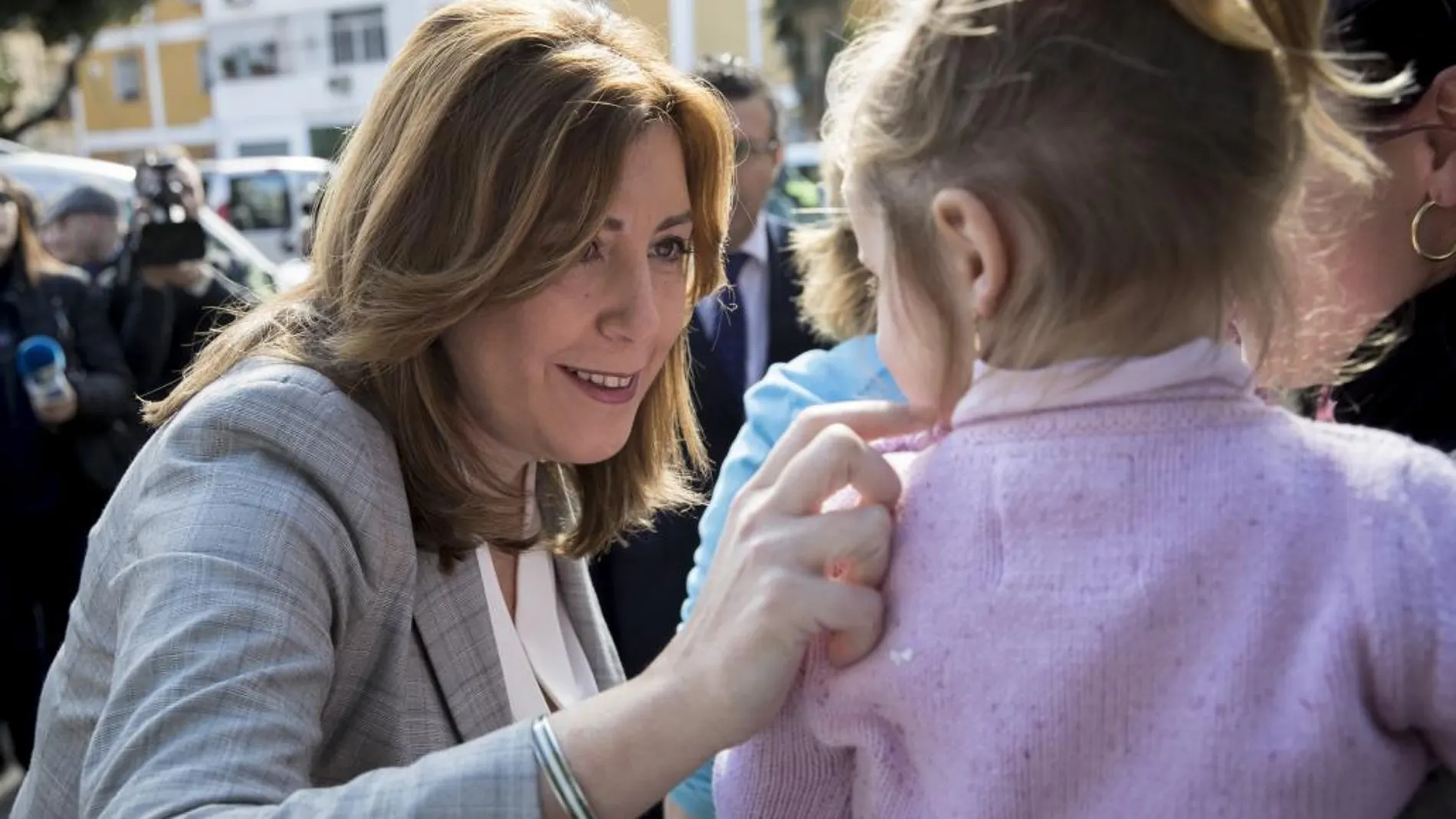 La presidenta andaluza, Susana Díaz, saluda a una niña durante su visita hoy al centro de Servicios Sociales de la localidad sevillana de San José de la Rinconada