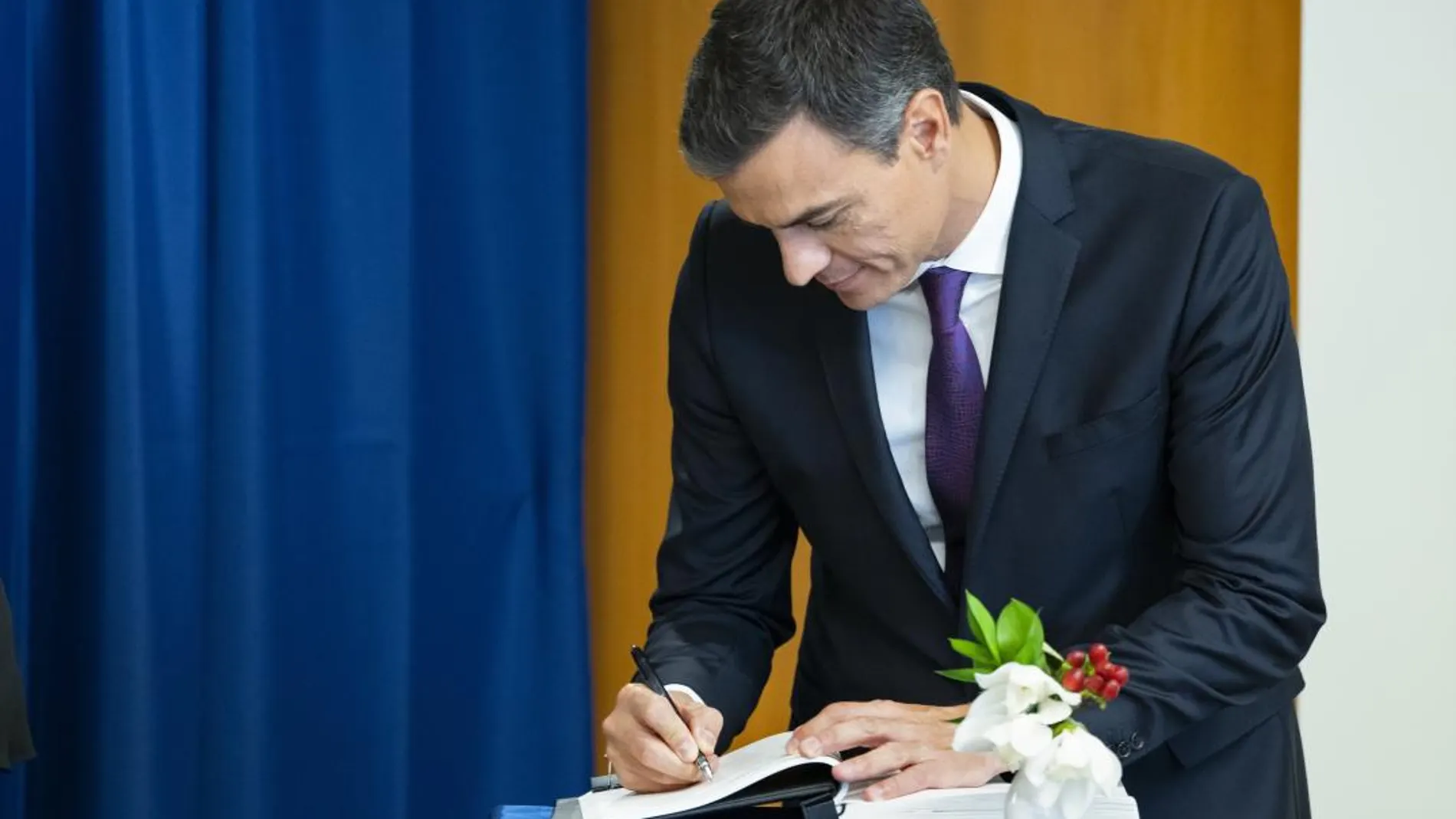 El presidente del Gobierno español, Pedro Sánchez, firma un libro de visitas tras ser recibido por el Secretario General de la ONU, Antonio Guterres./ Ap
