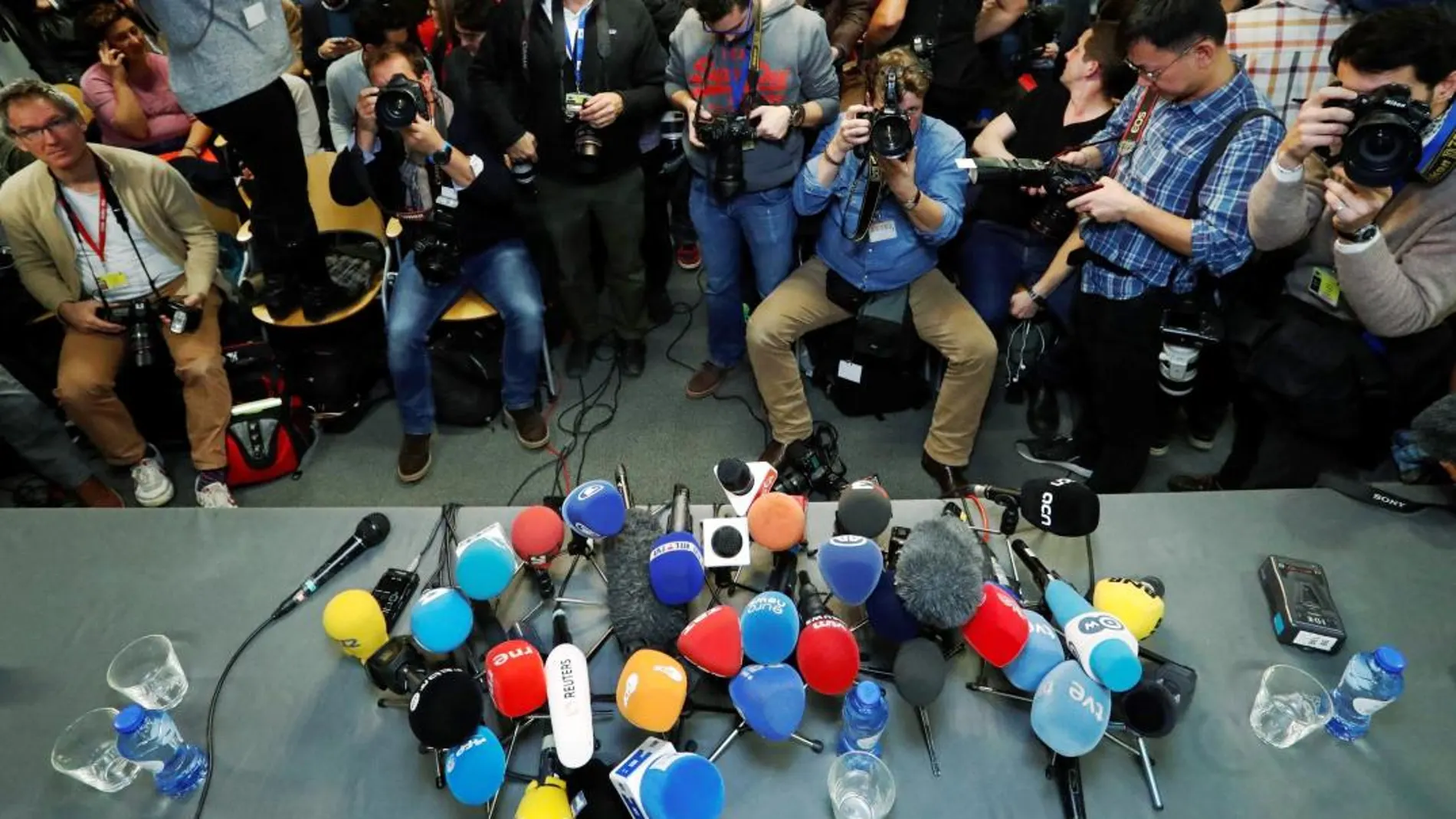 Decenas de reporteros esperan el comienzo de una rueda de prensa en el Press Club Europe de Bruselas