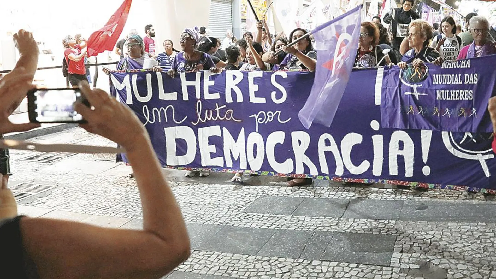 Las calles de Sao Paulo fueron escenario de una de las 30 manifestaciones que tuvieron lugar ayer en Brasil contra el candidato Jair Bolsonaro. Foto: Efe
