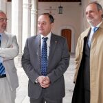 El consejero, Fernando Rey, junto al rector de la UVa, Daniel Miguel y el decano de Derecho, Juan María Bilbao
