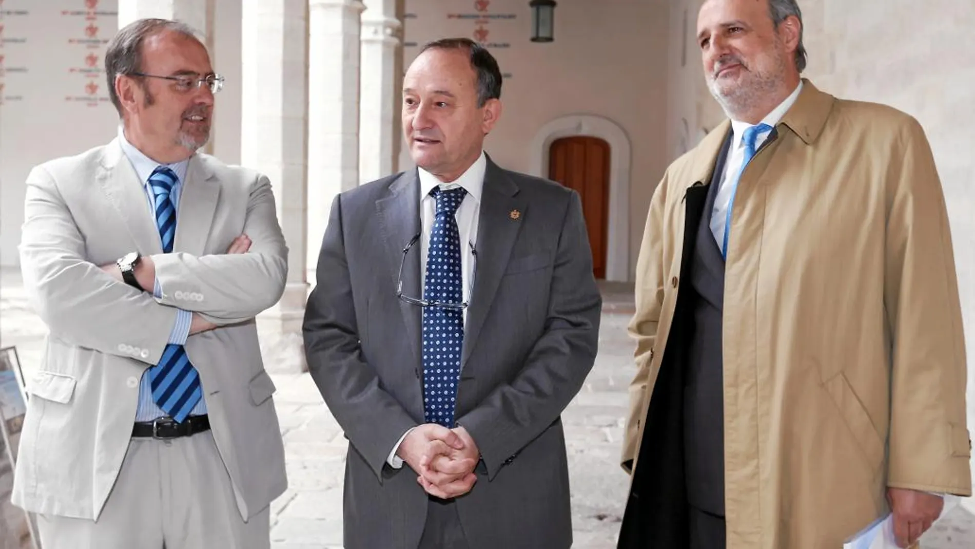 El consejero, Fernando Rey, junto al rector de la UVa, Daniel Miguel y el decano de Derecho, Juan María Bilbao