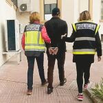 Dos agentes de la UFAM llevan al detenido a dependencias policiales, donde pasó a disposición judicial.