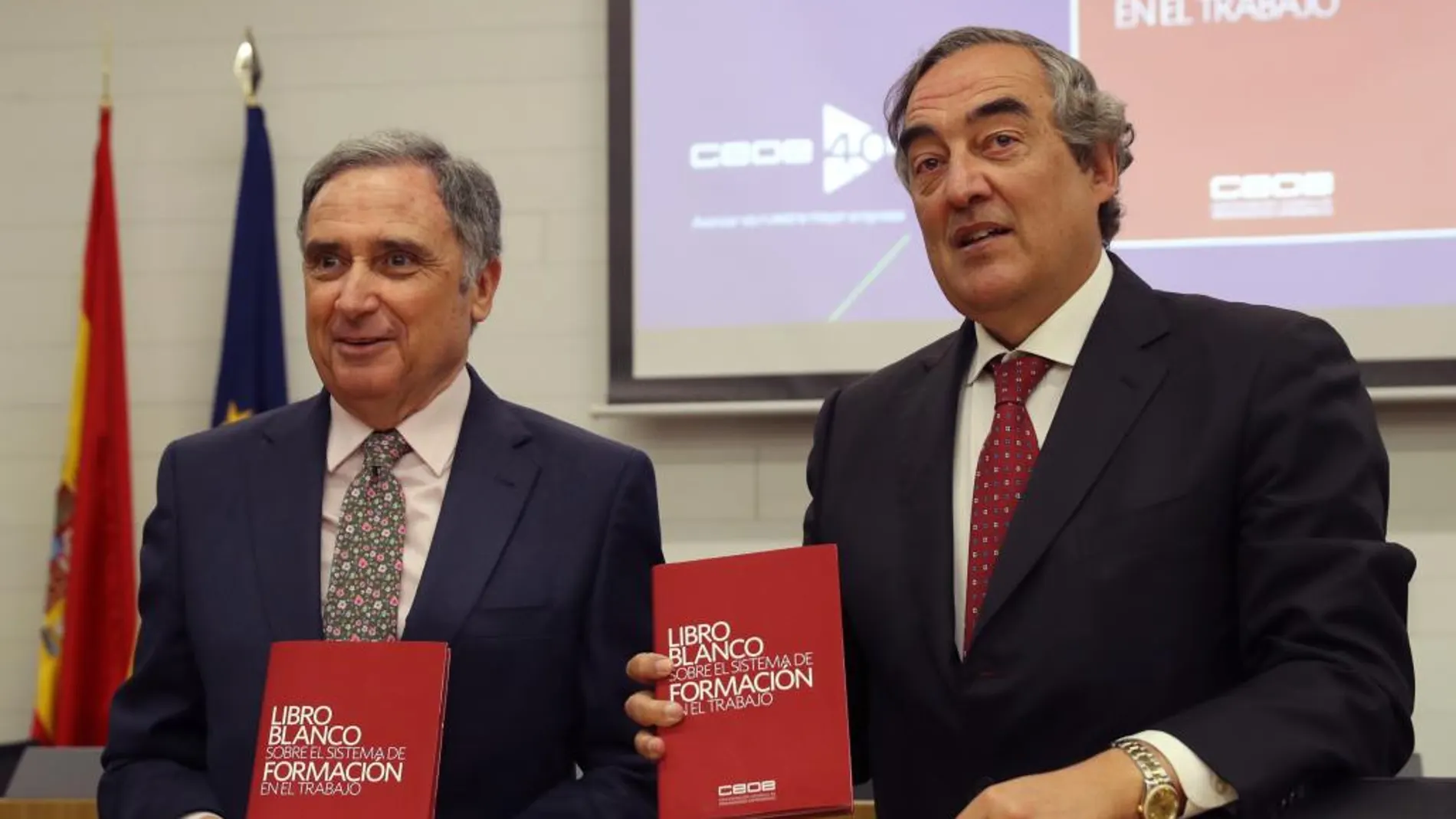 El presidente de CEOE, Juan Rosell (d), y el de la Comisión de Formación de CEOE, José Antonio Sarría (i), presentan el Libro Blanco sobre el sistema de formación en el trabajo.