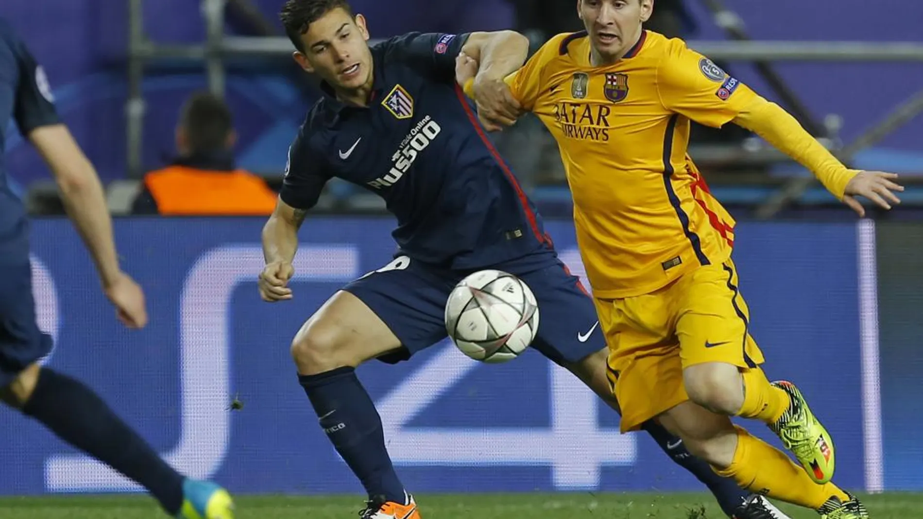 Lucas hernández en una pugna de balón con Messi