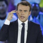 El candidato socioliberal a las presidenciales francesas, Emmanuel Macron durante un acto electoral celebrado en París, ayer