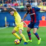 El defensa del Villarreal Miguel Llambrich "Miguelón"pelea un balón con el centrocampista del Levante Rubén Rochina / Foto: Efe