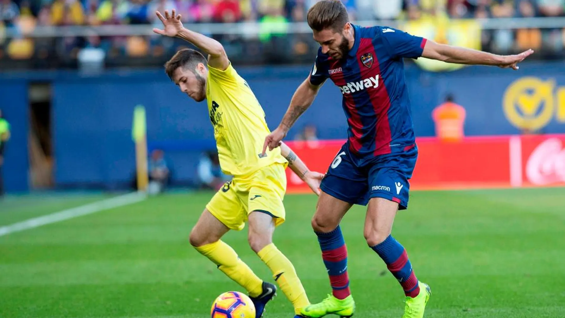 El defensa del Villarreal Miguel Llambrich "Miguelón"pelea un balón con el centrocampista del Levante Rubén Rochina / Foto: Efe