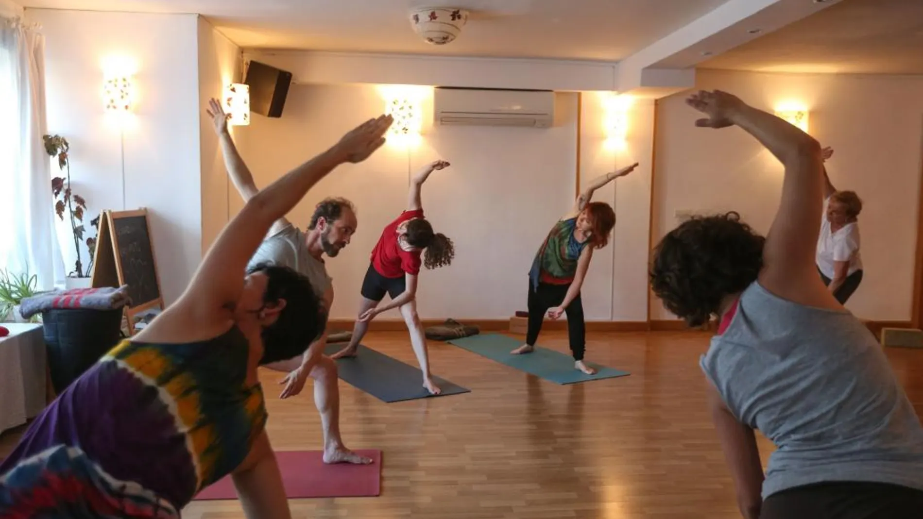 Alumnos de la Escuela de Yoga Nadanta Crecimiento Creativo” de Valladolid