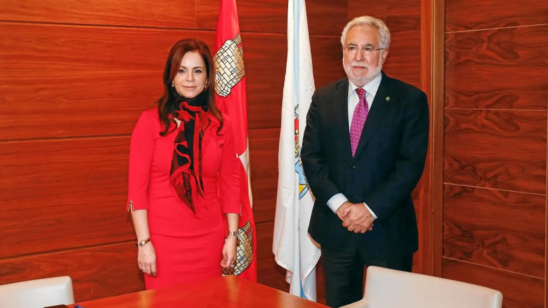La presidenta de las Cortes, Silvia Clemente, junto a su homólogo en Galicia, Miguel Ángel Santalices Vieira