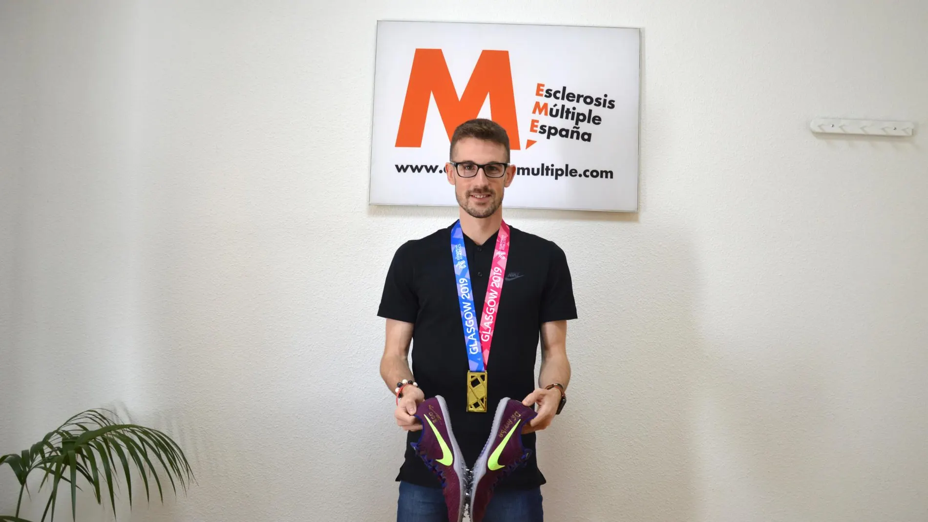 Álvaro de Arriba, con las zapatillas que donará junto al dorsal y la camiseta