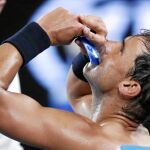 Rafael Nadal se hidrata con la bebida hipertónica en la semifinal del Open de Australia