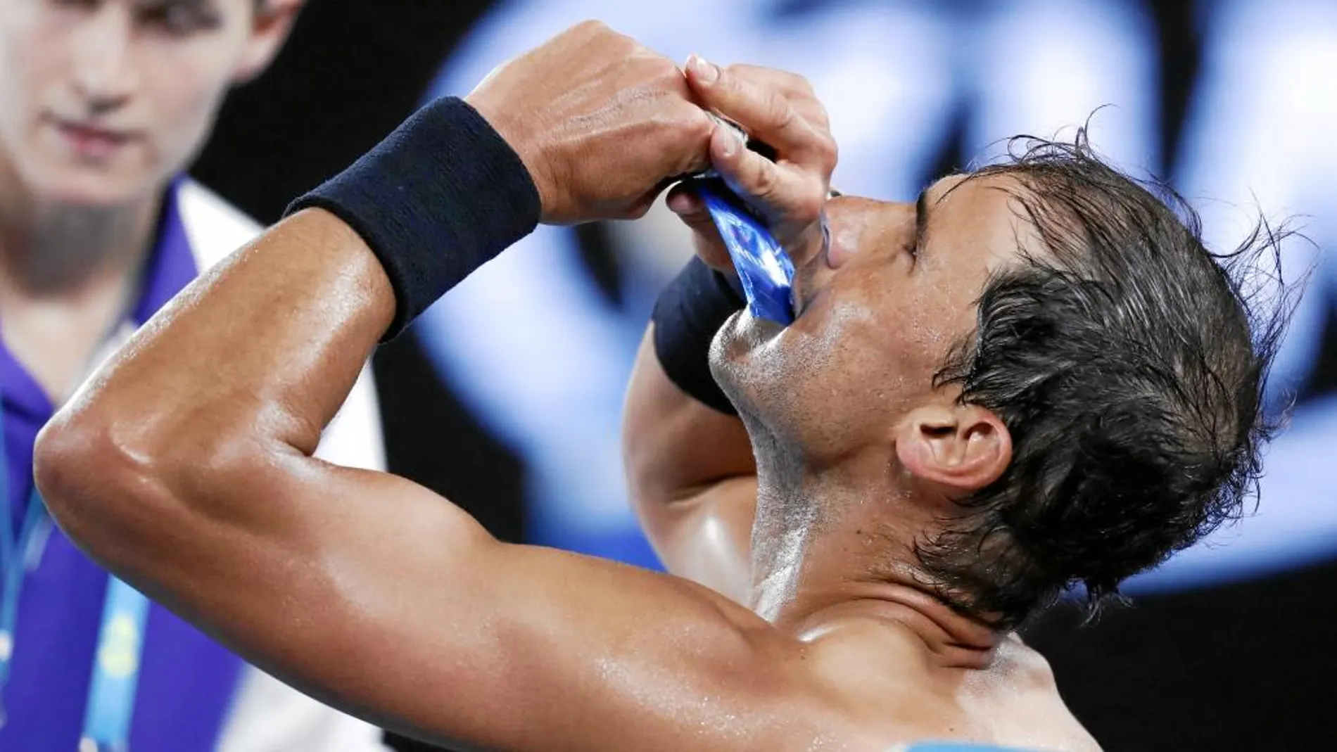 Rafael Nadal se hidrata con la bebida hipertónica en la semifinal del Open de Australia