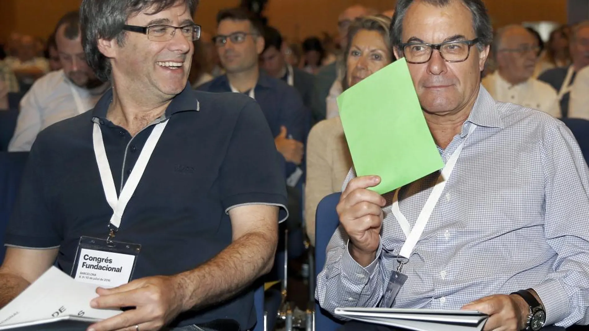 Carles Puigdemont y Artur Mas (d) durante la sesión matutina de la segunda jornada del XVIII Congreso de refundación de CDC