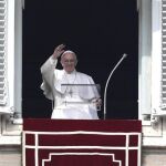 El Papa saluda desde la ventana de su estudio en el Vaticano
