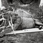 El coronel Patterson junto al primero de los leones abatidos (1898)