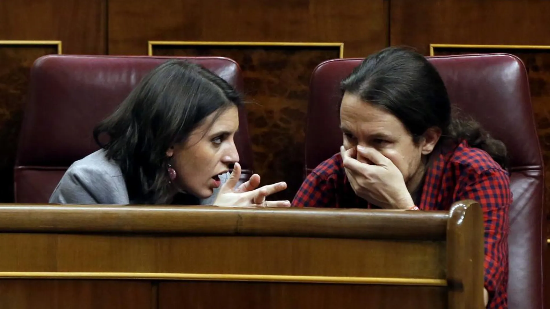 El secretario general de Podemos, Pablo Iglesias (d), conversa con la hasta ahora portavoz adjunta, Irene Montero (i)