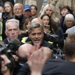 George Clooney, a su llegada al Social Bite cafe en Edinburgo.