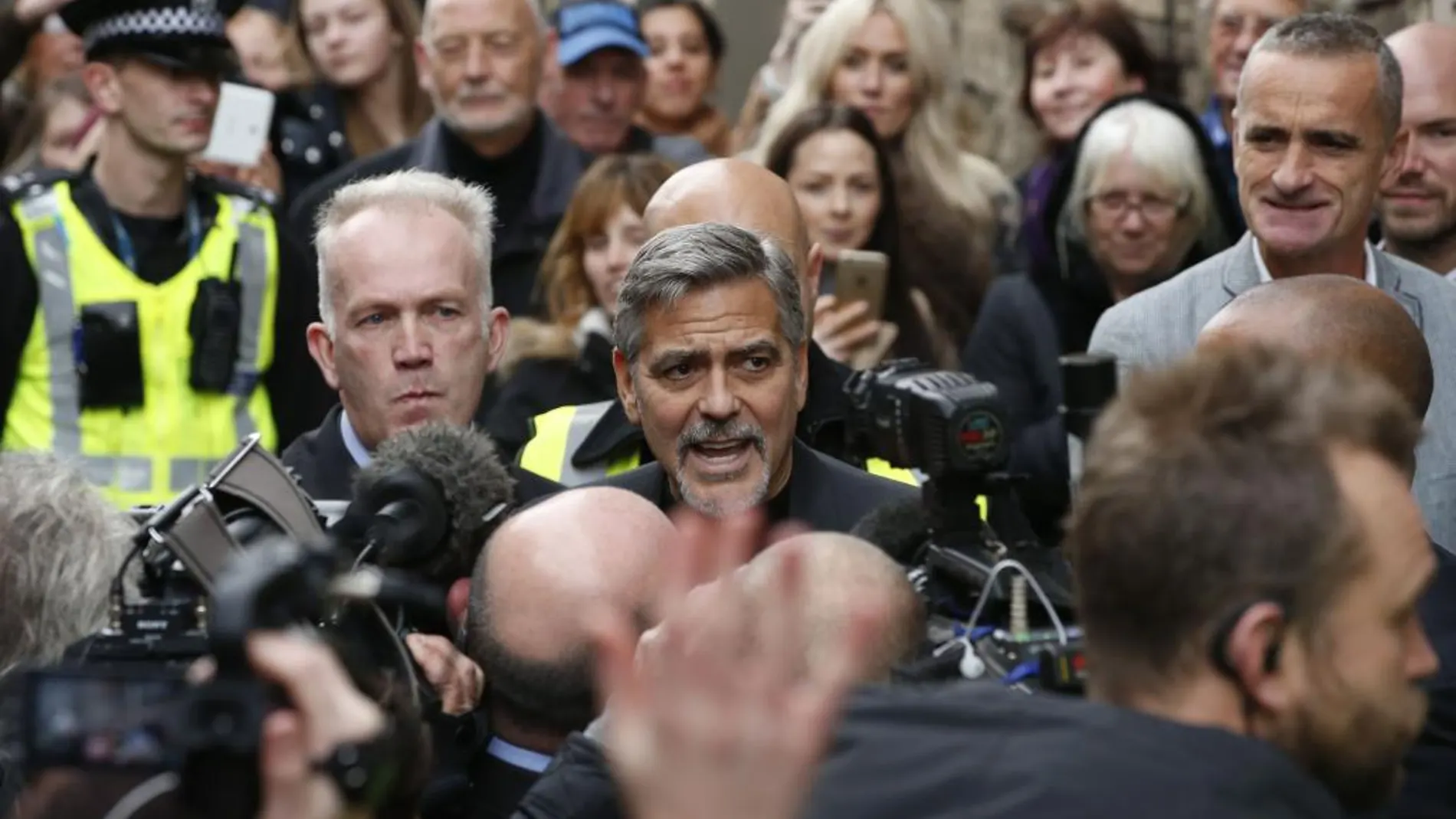 George Clooney, a su llegada al Social Bite cafe en Edinburgo.
