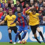 El delantero brasileño del FC Barcelona Neymar jr intenta avanzar con el balón ante el centrocampista Javier Ontiveros y el defensa Diego Llorente, del Málaga CF