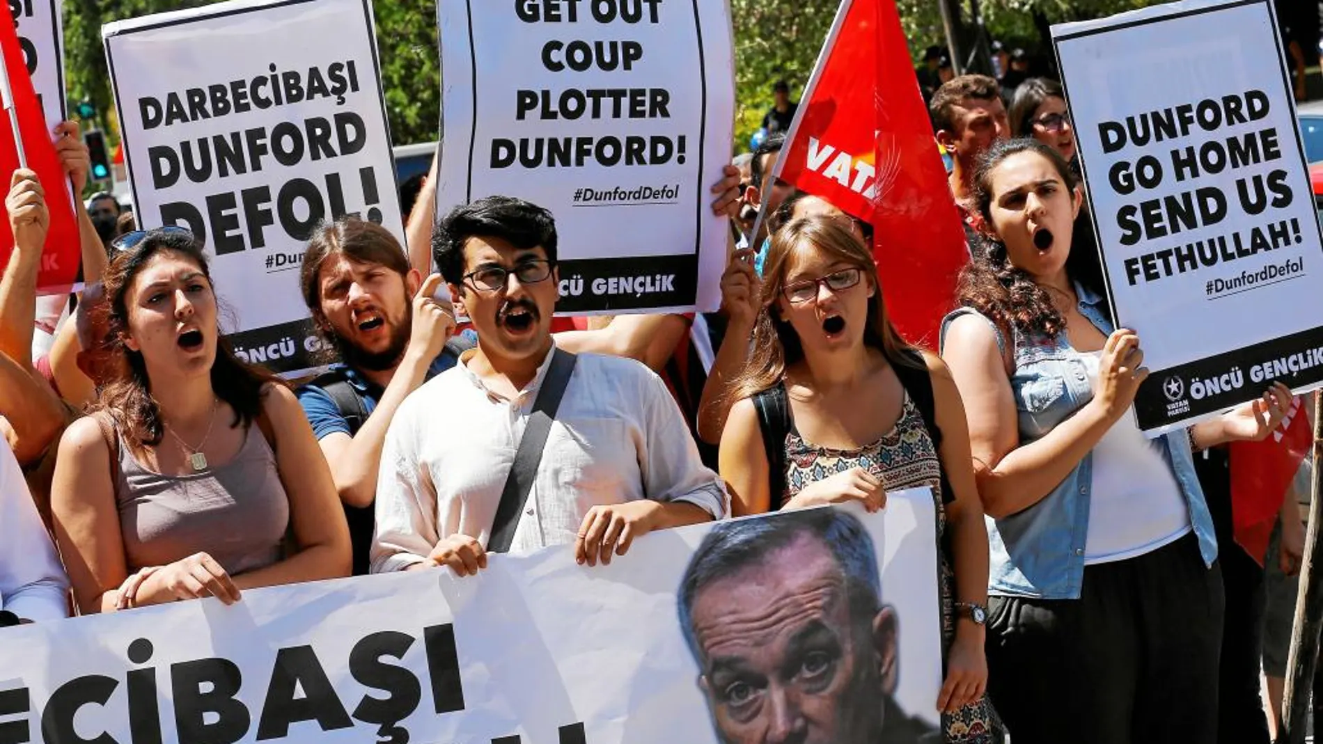 Manifestantes protestan en contra de la visita del comandante adjunto de la infantería de Marina americana, Joseph Dunford, delante de la embajada estadounidense en Turquía
