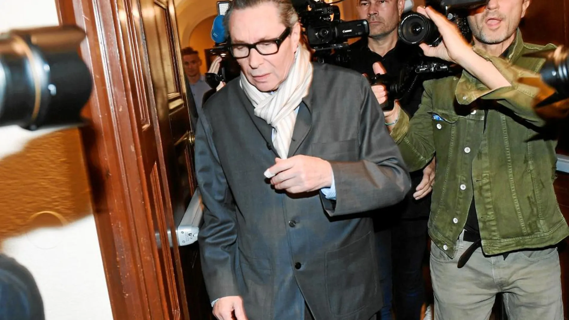 Jean-Claude Arnault, ayer entrando en Estocolmo a la sede judicial perseguido por los fotógrafos