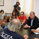 La consejera Alicia García y el alcalde de León, Antonio Silván, escuchan con atención a los representantes de responsables de Accem en la Comunidad, durante el encuentro que mantuvieron ayer en la capital leonesa