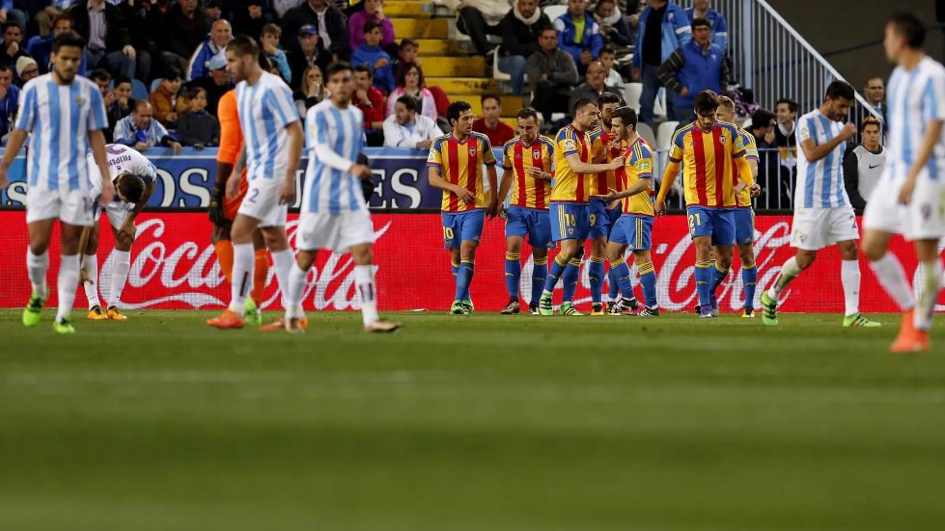 Los jugadores del Valencia CF celebran el gol del portero camerunés del Málaga CF Idriss Carlos Kameni, en propia puerta