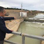 El diputado Jesús Cano ante la infraestructura del travase Tajo-Segura