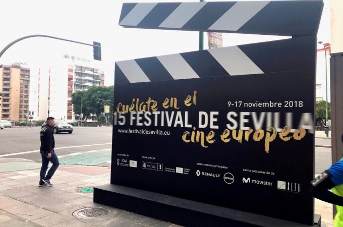 Una claqueta gigante en el barrio sevillano de Nervión anuncia que se está celebrando el Festival de Cine Europeo de Sevilla, que muestra algunos de los principales estrenos de cine del viejo continente en la capital andaluza durante una semana / Foto: Efe