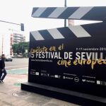 Una claqueta gigante en el barrio sevillano de Nervión anuncia que se está celebrando el Festival de Cine Europeo de Sevilla, que muestra algunos de los principales estrenos de cine del viejo continente en la capital andaluza durante una semana / Foto: Efe