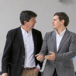 Juan Marín charla con Albet Rivera por el Parlamento andaluz