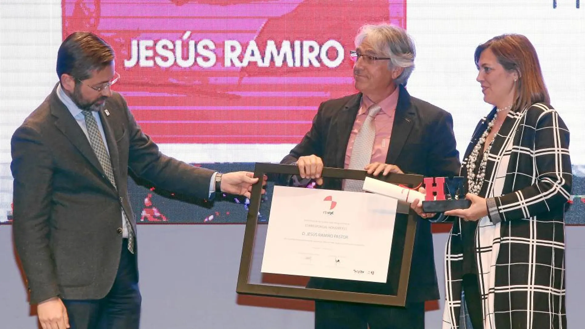 El director general de RTVCyL, Eduardo Álvarez, y la consejera de Agricultura y Ganadería, Milagros Marcos, entregan el Premio Especial de Maestros Hosteleros ‘17 a Jesús Ramiro
