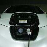 Un coche eléctrico, en uno de los puntos de recarga