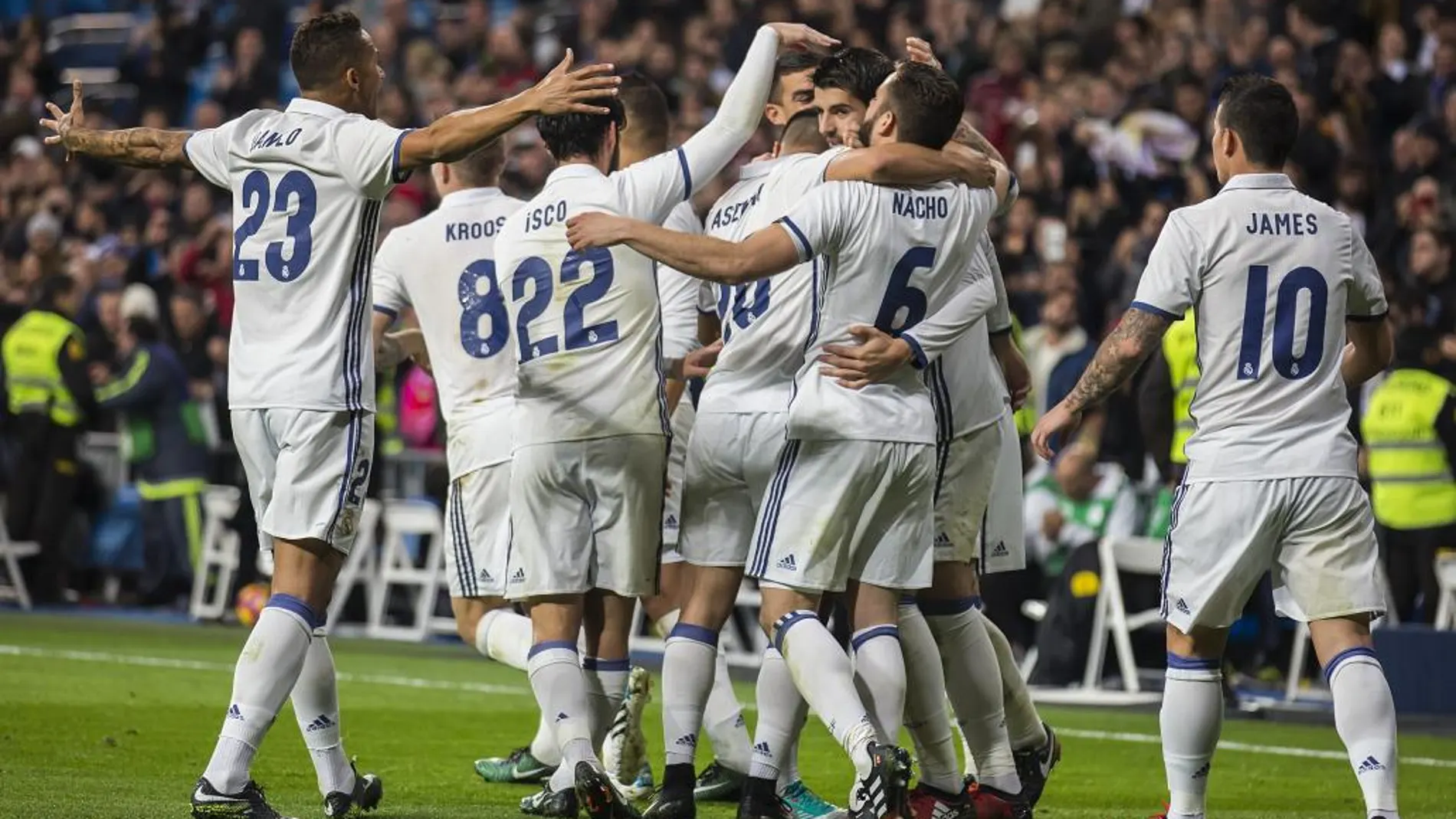 Varios jugadores del Real Madrid celebran un gol contra el Deportivo en la pasada liga