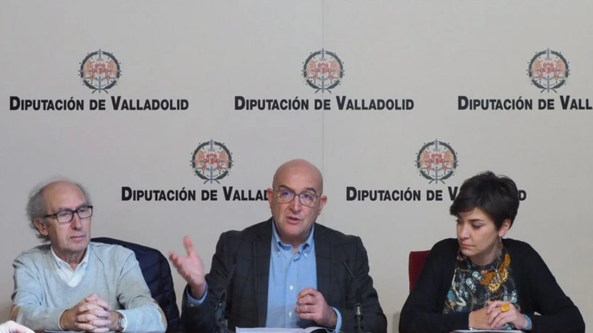 El presidente de la Diputación, Jesús Julio Carnero, junto a Rocío Gutiérrez de Unicef y José María Borge de Manos Unidas