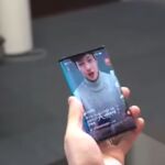 El cofundador y presidente de Xiaomi, Lin Bin, con el nuevo dispositivo una vez plegado / Weibo