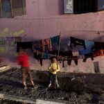 Niños refugiados palestinos juegan en la calle en el norte de la Franja de Gaza.