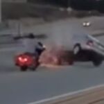El pique entre una moto y un coche provoca un espectacular accidente múltiple