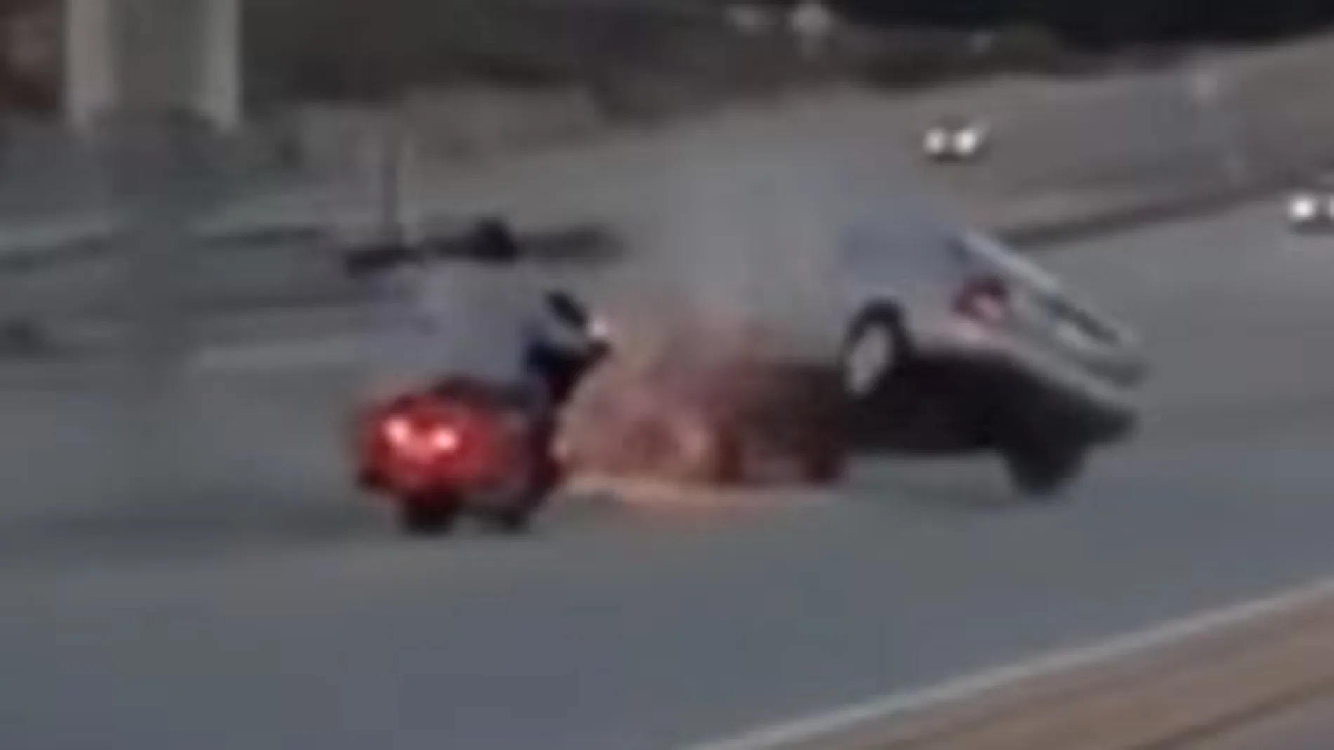 El pique entre una moto y un coche provoca un espectacular accidente múltiple