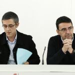 El portavoz de la Comisión Gestora, Mario Jiménez (d), y el coordinador del área Política de la Ponencia marco, Eduardo Madina (i).