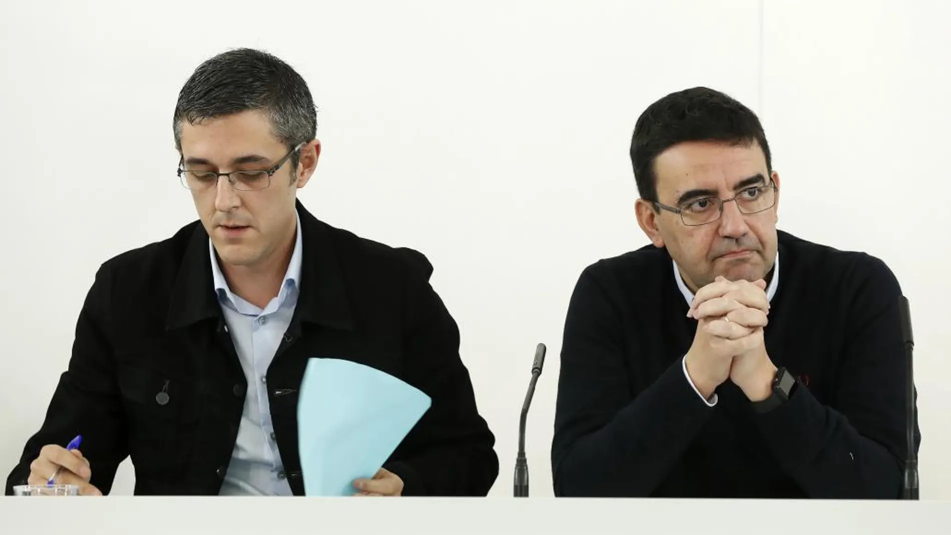 El portavoz de la Comisión Gestora, Mario Jiménez (d), y el coordinador del área Política de la Ponencia marco, Eduardo Madina (i).
