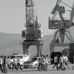 Grupo de estibadores a su llegada al puerto de Vigo durante la huelga