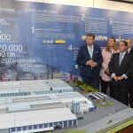 El presidente Juan Vicente Herrera, la consejera Pilar del Olmo y el alcalde de Burgos, Javier Lacalle, junto a los directivos de la empresa Gonvarri