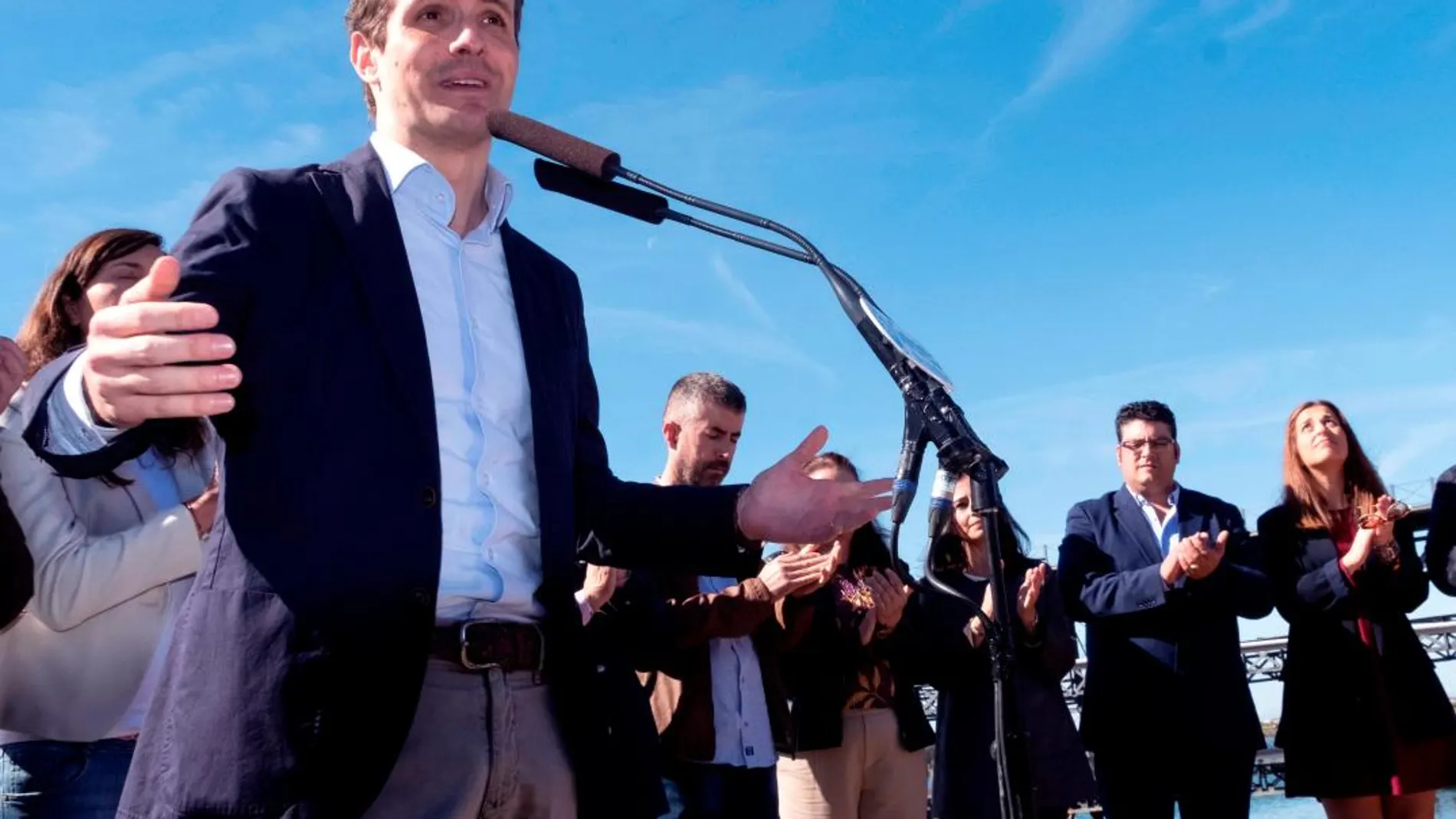 El presidente del PP, Pablo Casado, durante su intervención en un acto celebrado hoy con militantes en el Paseo de la Ría de Huelva.