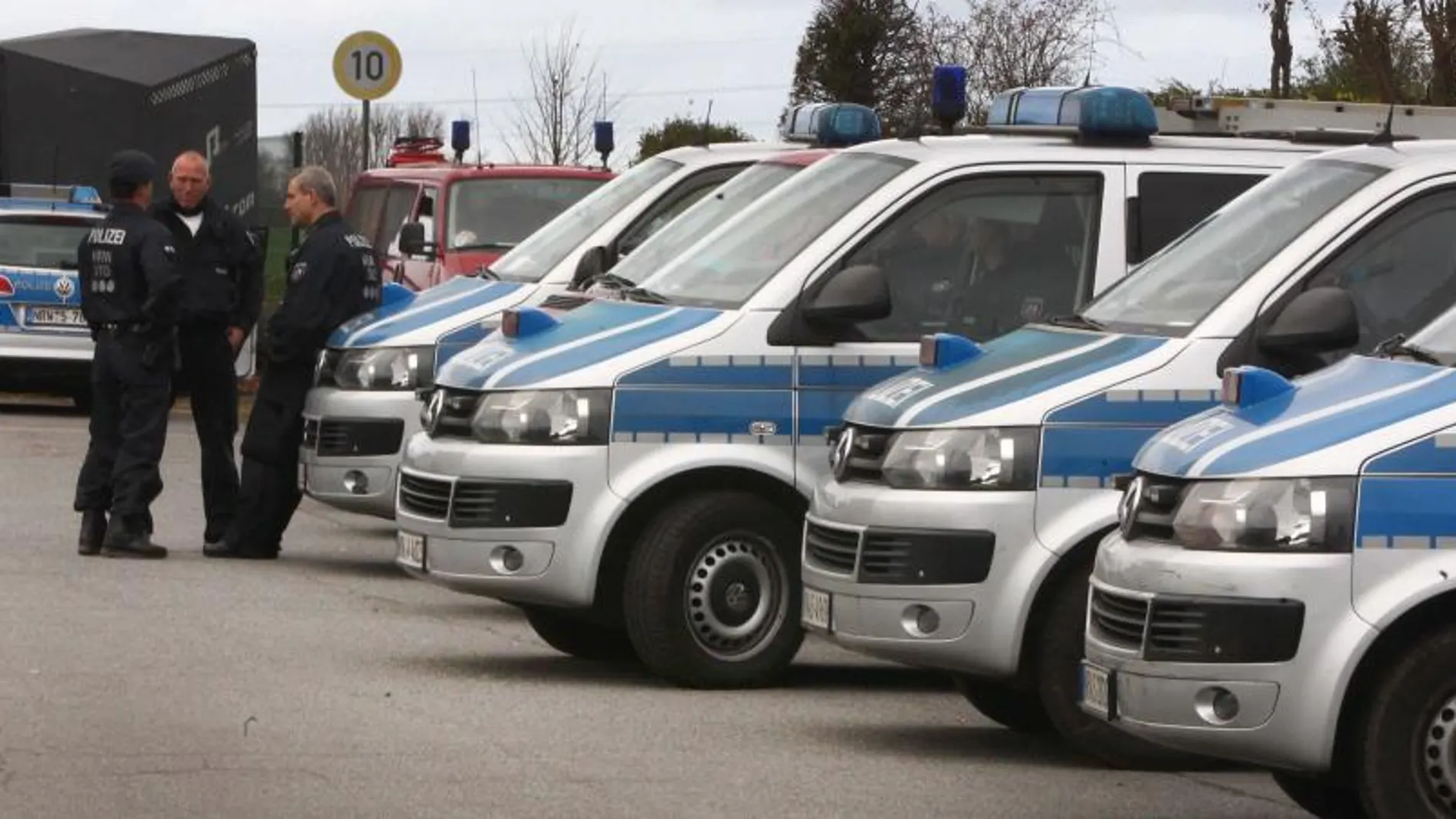 Coches de policía aparcados cerca de Alsdorf