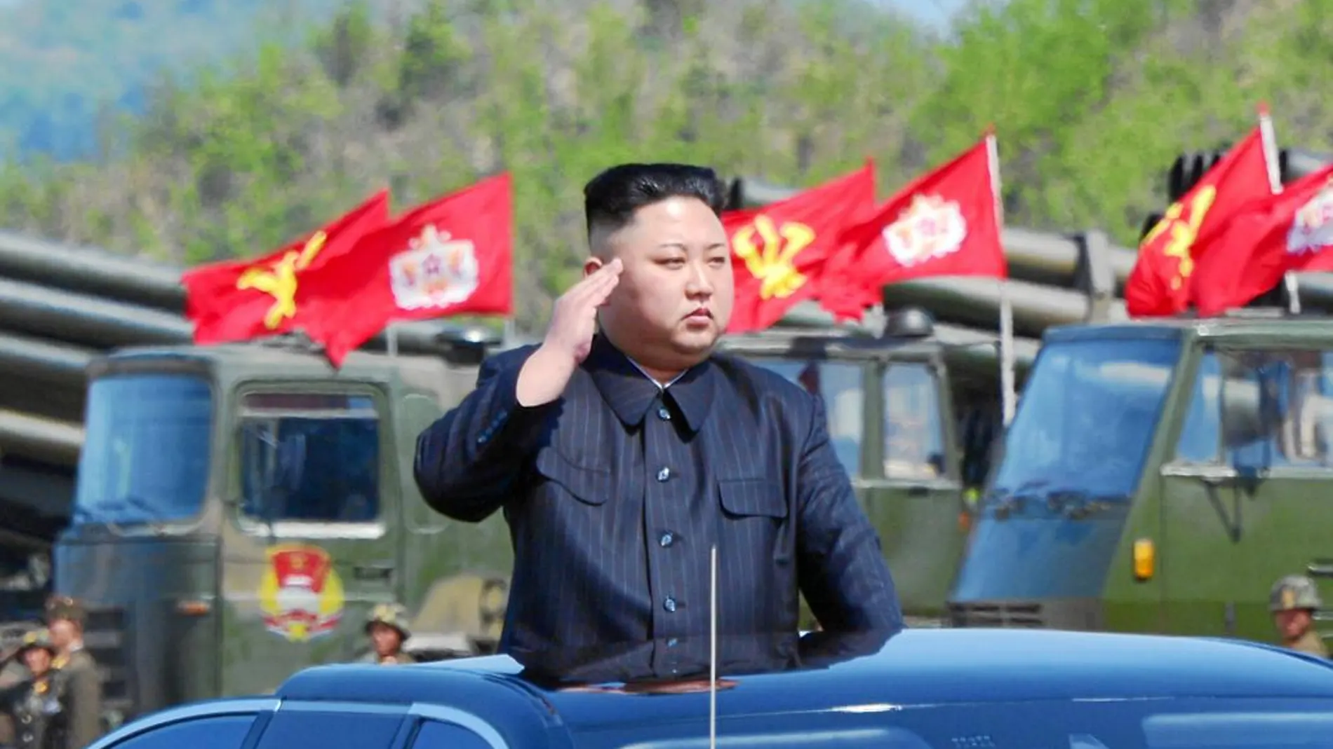 El líder de Corea del Norte, Kim Jong Un, observa una maniobra militar con motivo del 85º aniversario del Ejército Popular
