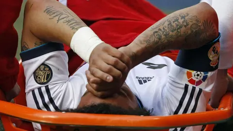 Marcelo se retira lesionado del terreno de juego, ayer en el estadio Santiago Bernabéu
